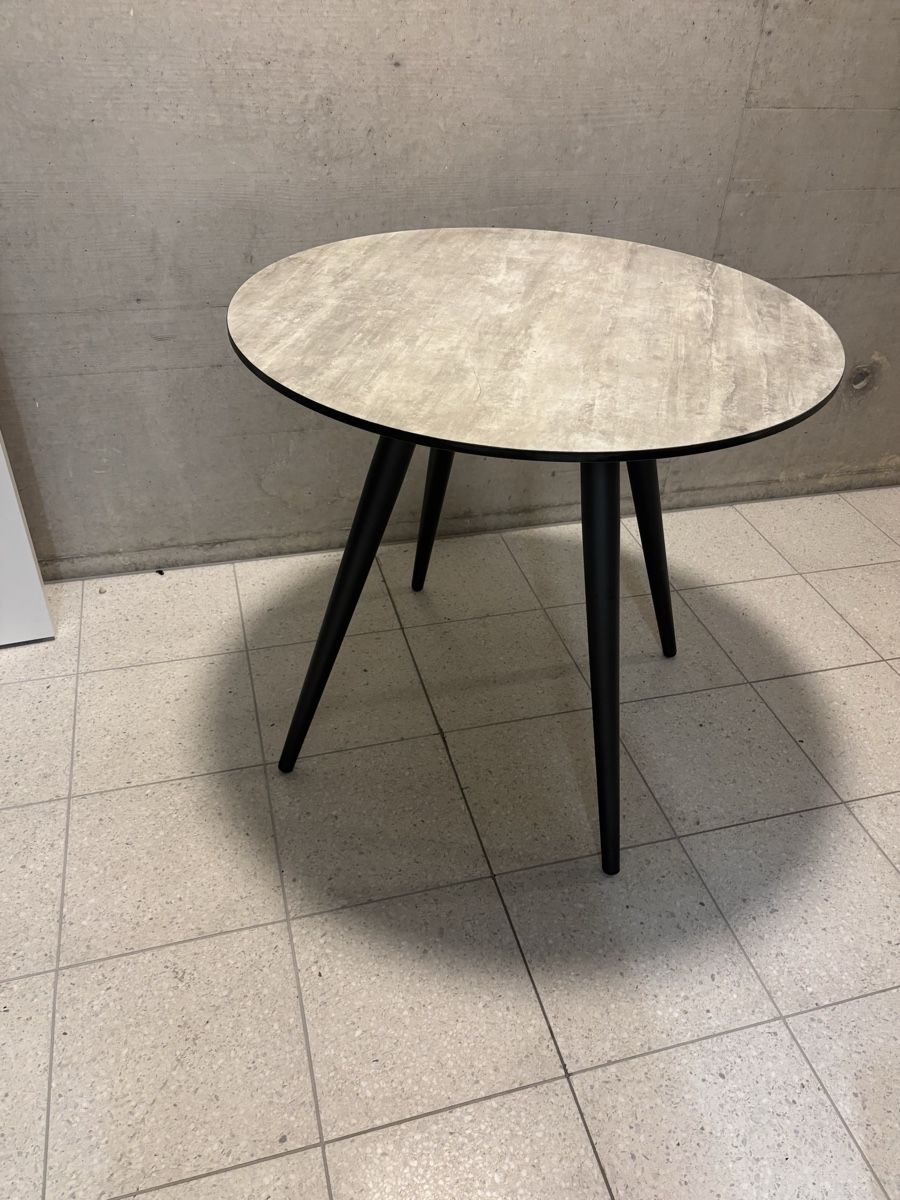 Hunn Tables: Runder Tisch mit 3 Beinen neuwertig – D'occasion à Therwil par noemi2002