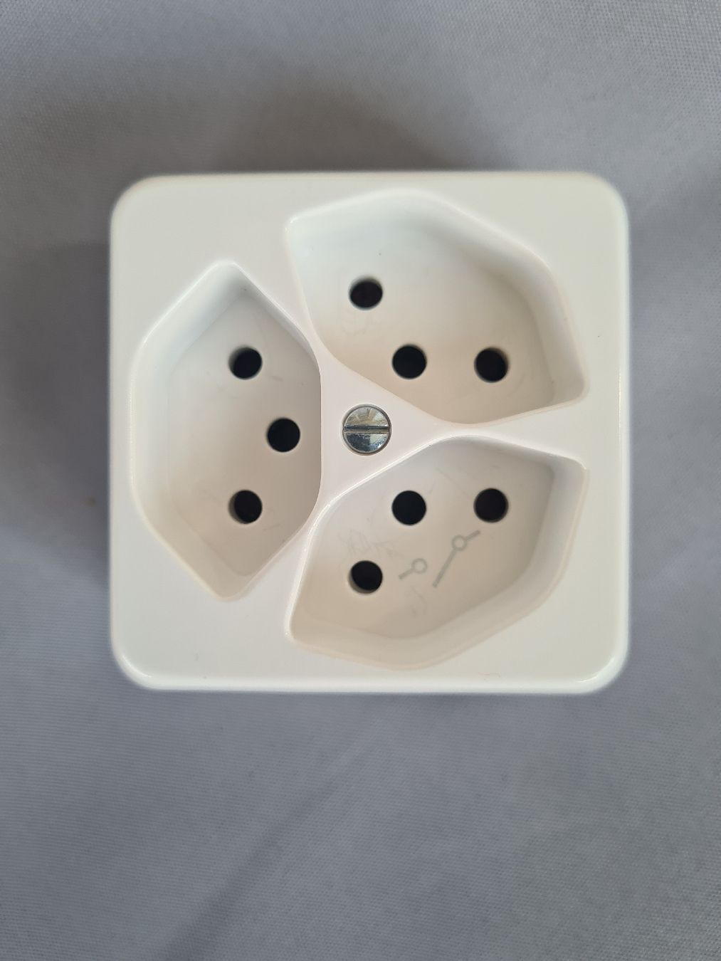 Fiches d'alim.: Steckdose AP 3 X T13, 2 stk – D'occasion à Winterthur par Jana1701 3