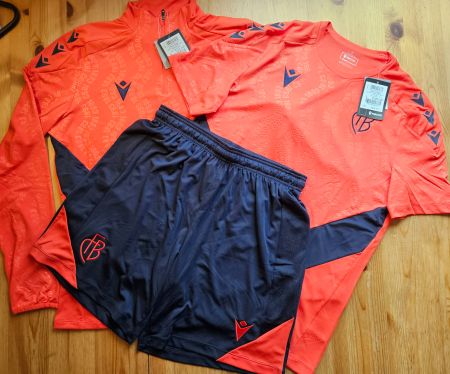 FC Basel Trainings-Set Macron NEU Gr. L FCB Jacke/Shirt/Hose