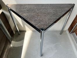 Glänzender Beistelltisch Dreiecktischli, 104x75x75
