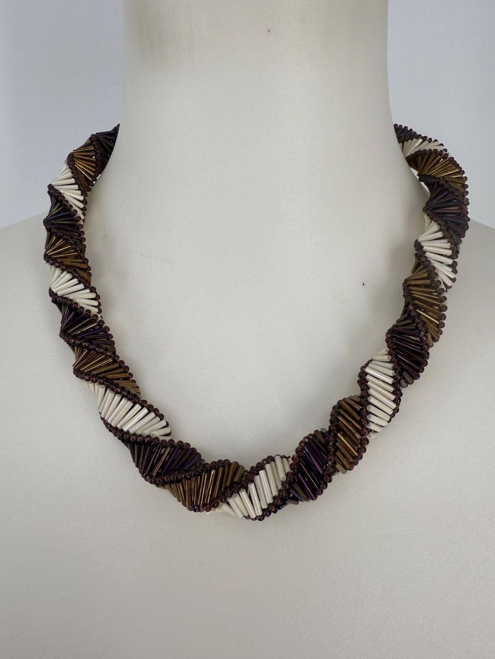 Colliers: Glasperlen Halskette, Handmade, neuwertig, Spiraldesign – Neuf (Voir description) à Auenstein par moin.