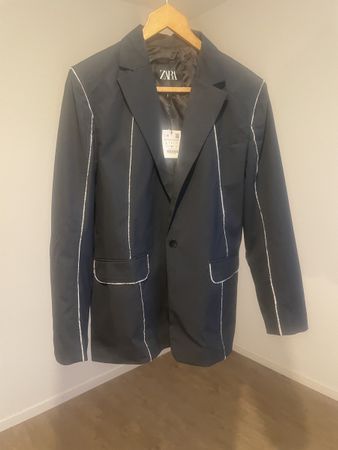 Anzug von Zara, Blazer Größe L, Hose Größe M.