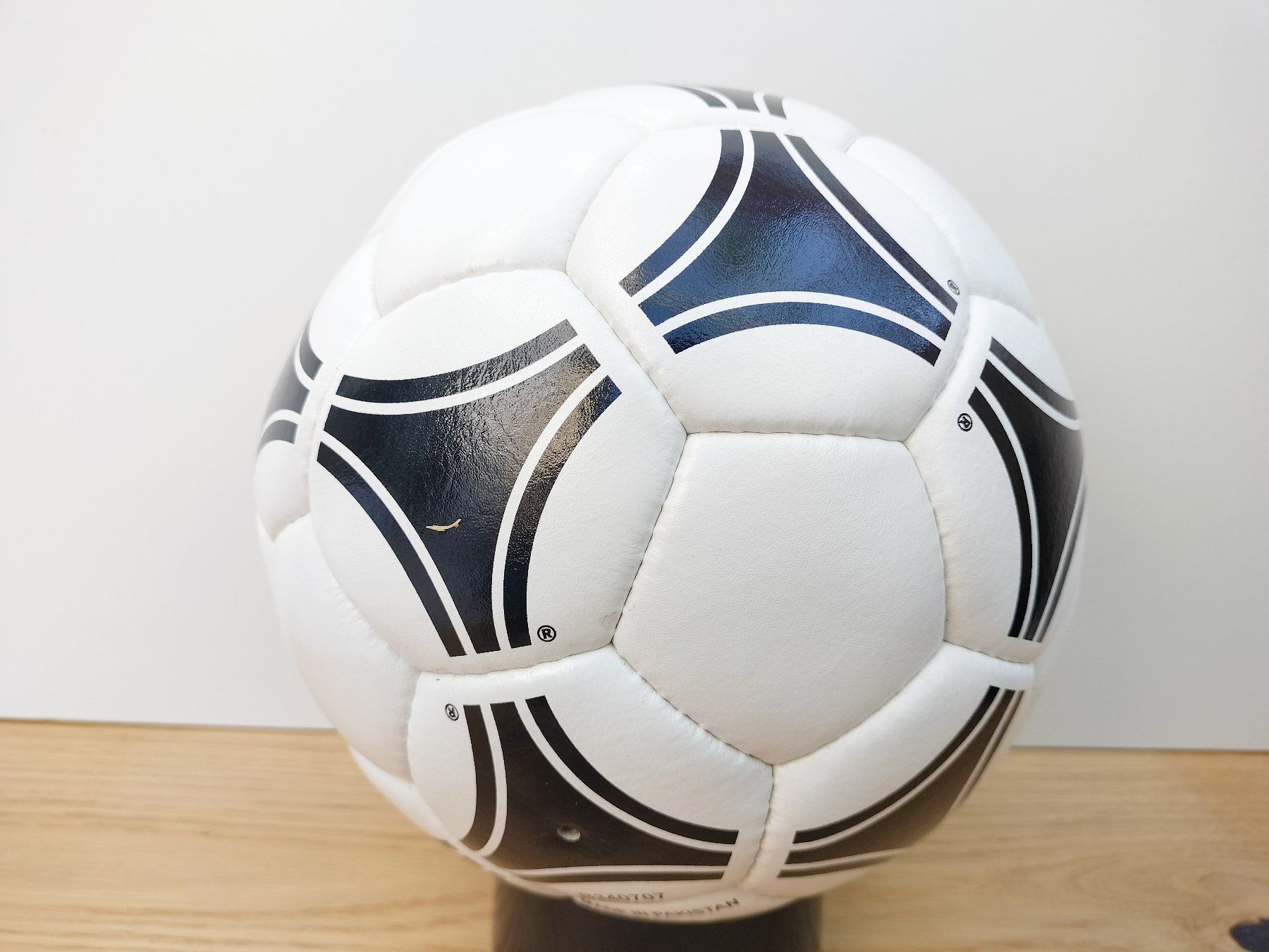 Adidas Bälle: Original Adidas Matchball EM 1984 – Gebraucht aus Wil SG von kaizzen 7