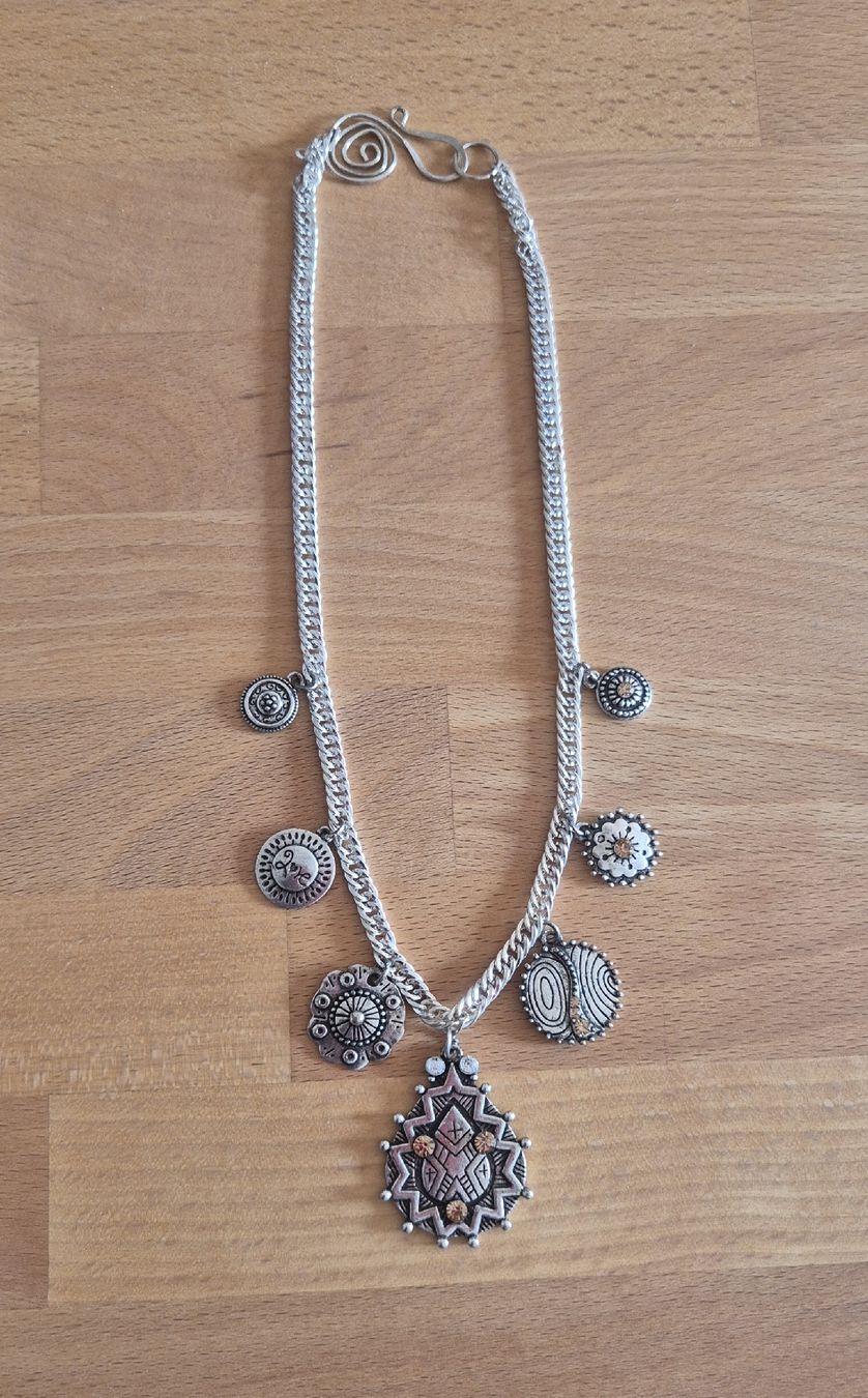 Catenine: Collier argenté avec breloques. – Usato da Cheseaux-sur-Lausanne venduto da Nono031