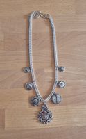 Collier argenté avec breloques.