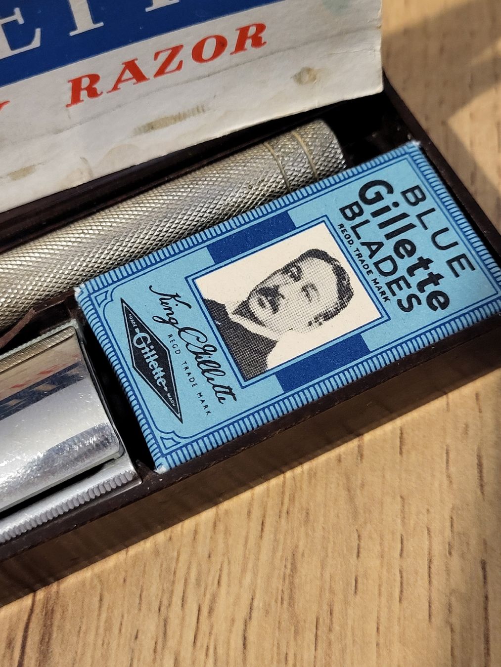 Gillette Rasierapparate & Rasierklingen: Gillette Rasierer im Bakelit Etui mit Klingen, Vintage – Neu (gemäss Beschreibung) aus Allschwil von Uhrenbinz 2