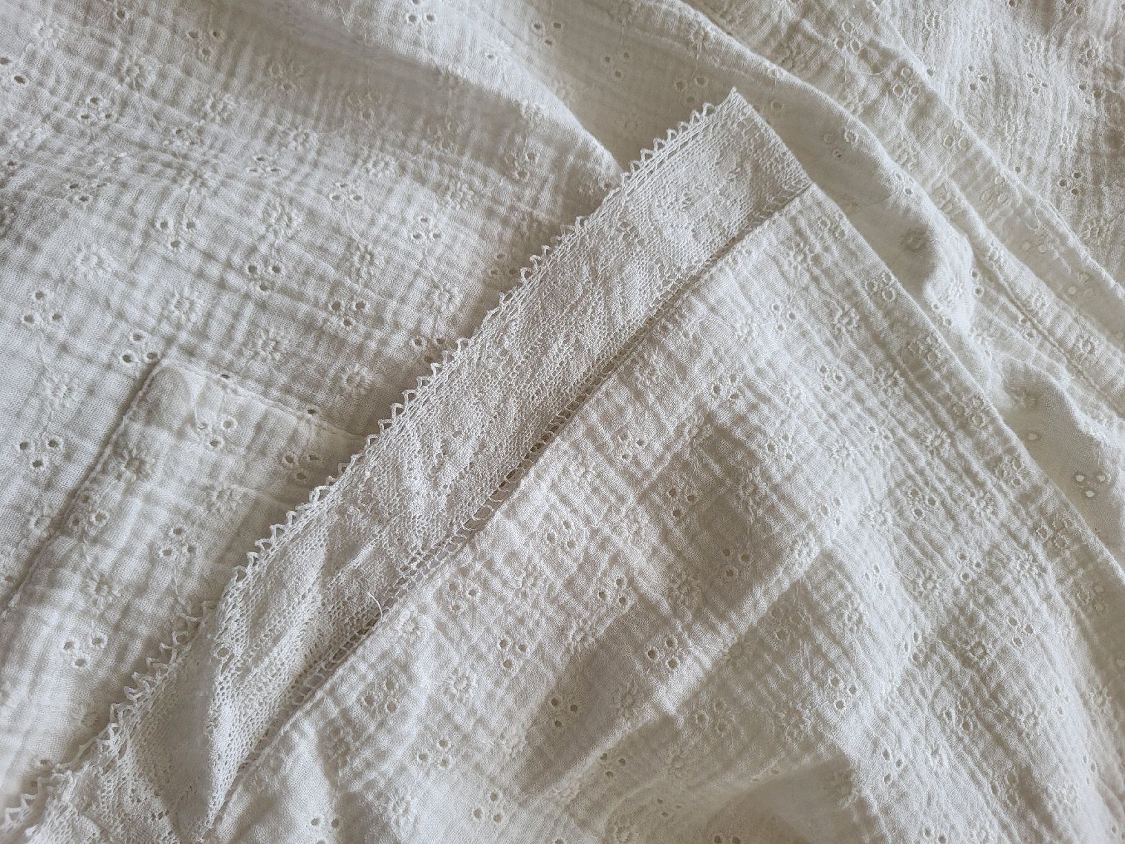 Accappatoi: NEU. Broderie anglaise – Nuovo (secondo la descrizione) da Binningen venduto da Baseldani 4