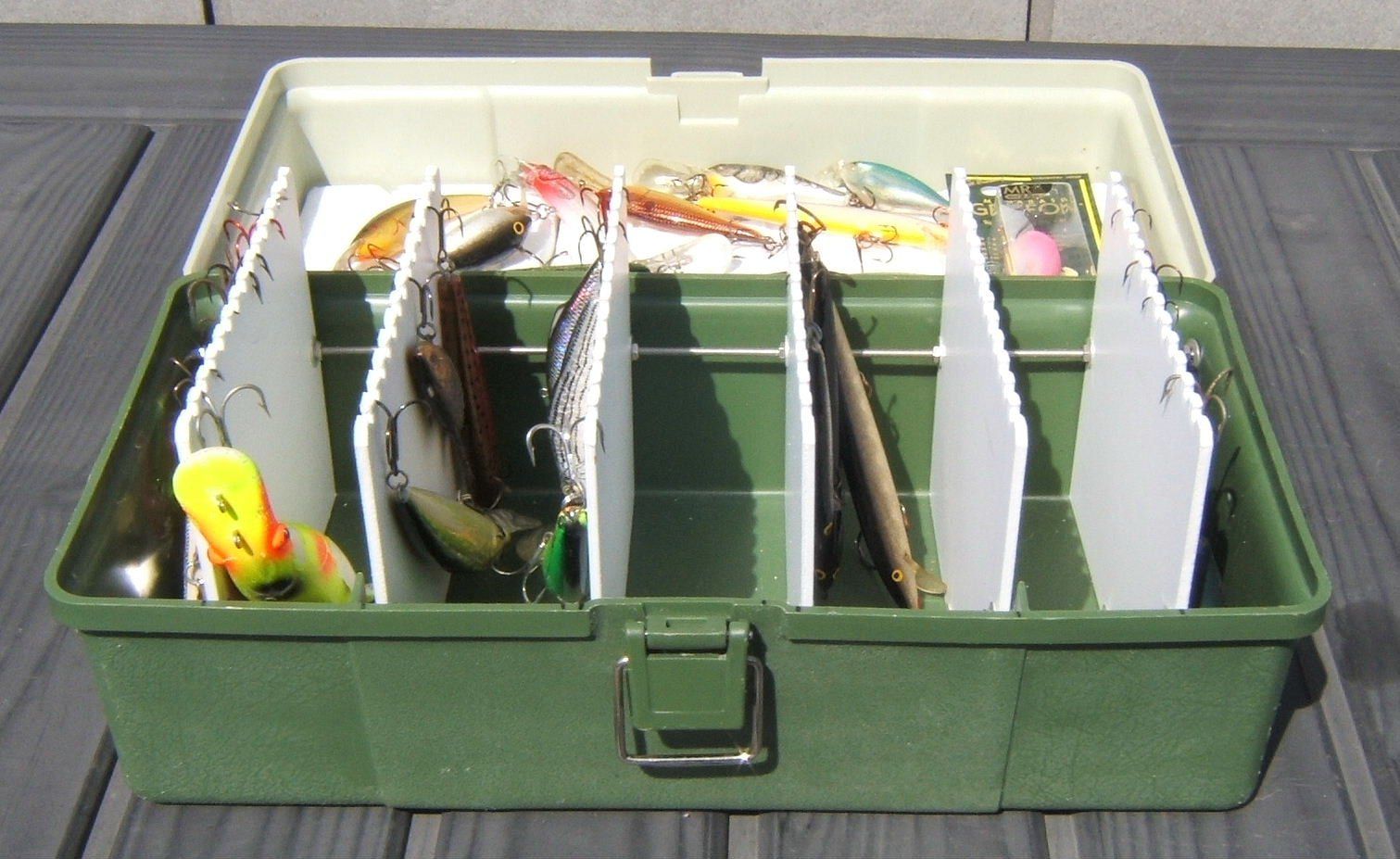 Esche: FISCHEREI-BOX MIT ÜBER 30 WOBBLER – Usato da Brunnen venduto da Nonne04 2