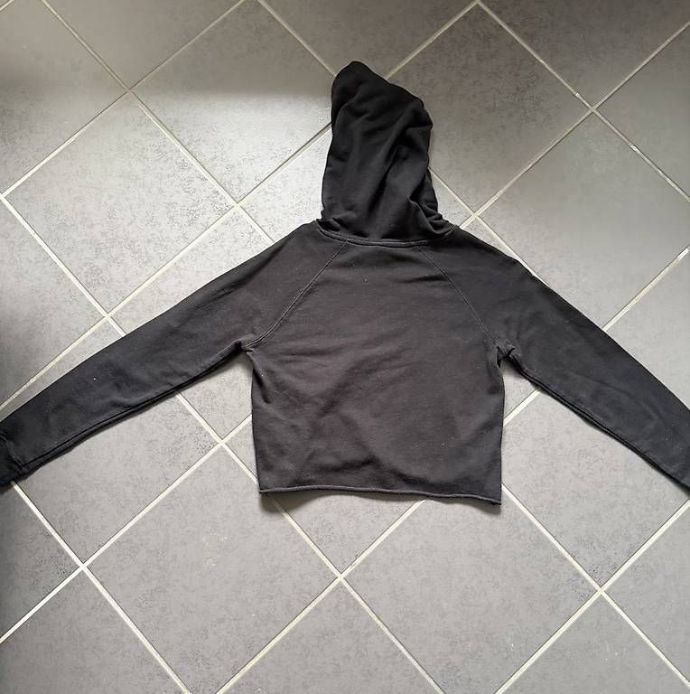 Maglioni & Felpe: SCHWARZER CROPPED HOODIE – Usato da Affeltrangen venduto da janaleiin 2