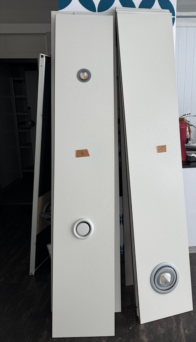 Pareti & Soffitti: 56 Stk (ca. 36 m2) Deckenpaneele inkl. Leuchten – Usato da Glarus venduto da Juice1_Glarus_GmbH 2