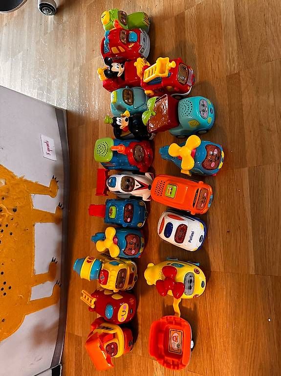 Giocattoli: VTech Tut Tut 17 Autos plus Anhänger – Usato da Birsfelden venduto da Mischi03