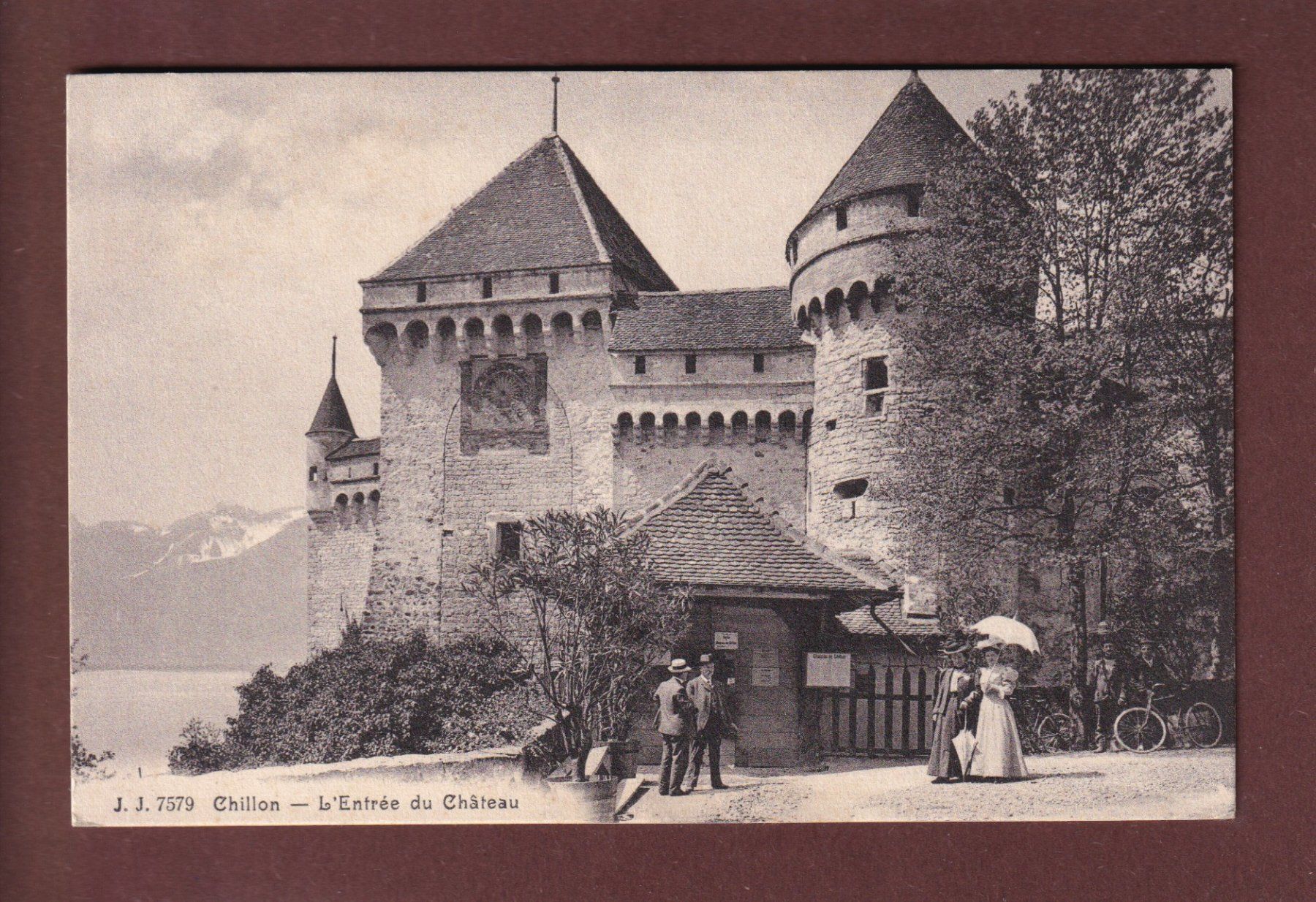 Cartes postales: CHILLON - Entrée du château - Animation – D'occasion à Pully par nicecards