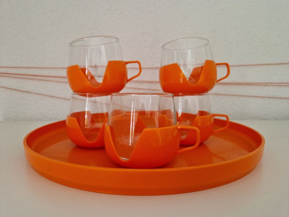 Vintage Gläser 5er-Set mit orangem Tablett aus Holland | Kaufen auf Ricardo