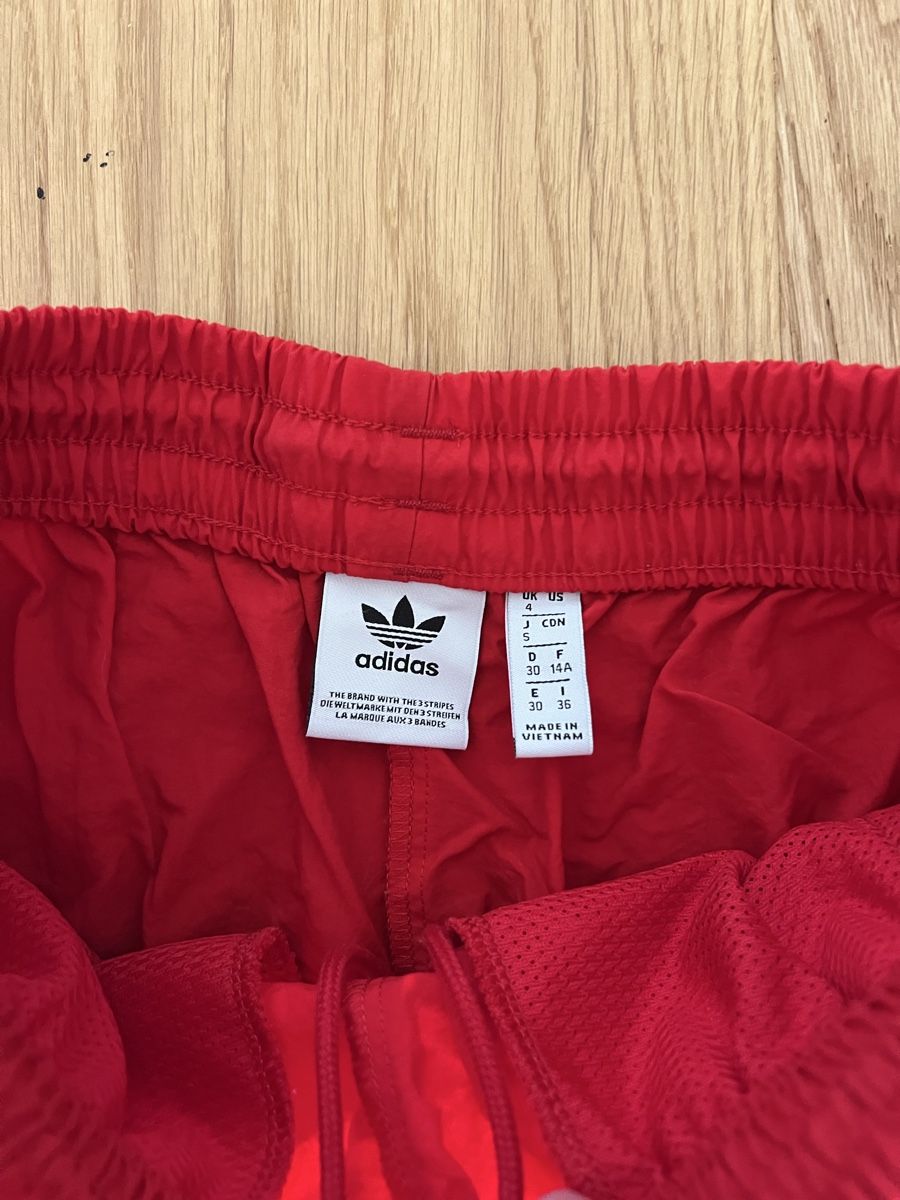 Adidas Pantaloni: Adidas Trainingshose rot Grösse 152 gebraucht – Nuovo (secondo la descrizione) da moosseedorf venduto da andrina.salis 1