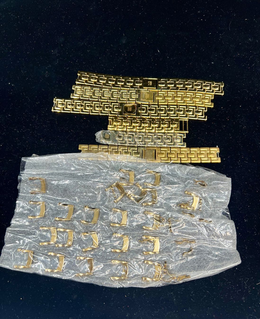 Givenchy Montres: Givenchy lot de boucle et bracelet dorée – Neuf (Voir description) à Sion par ROBY_ROBY_ROBY