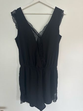 Schwarzer Spitzen-Jumpsuit kurz Gr. S - Leicht und luftig fü