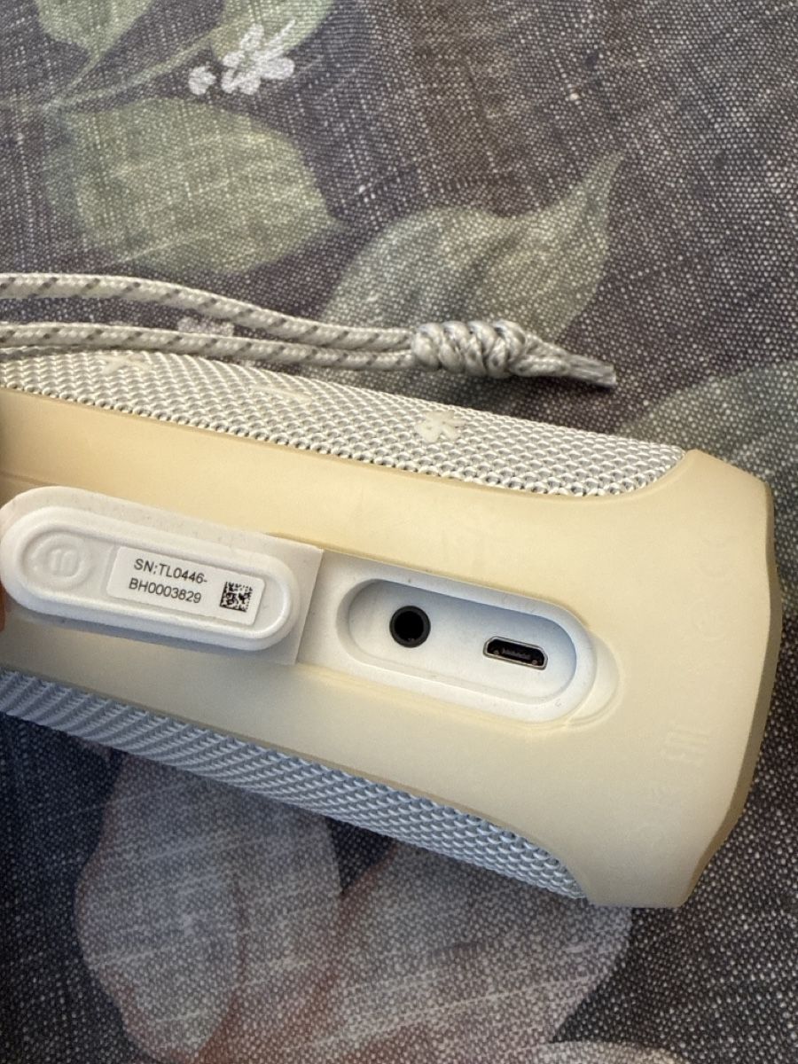 JBL Casse acustiche: JBL Flip 4 Bluetooth Speaker White Good Condition – Usato da Zürich venduto da sha_vw65 5