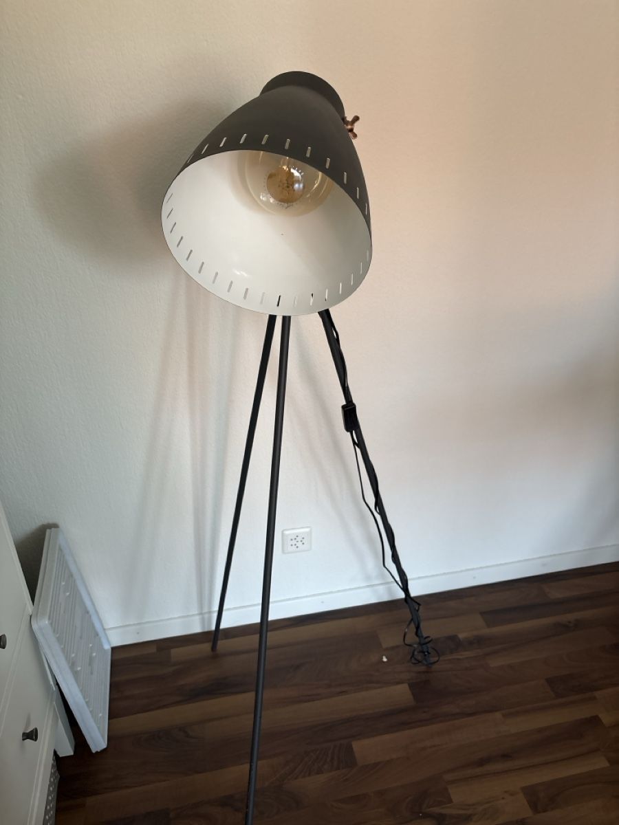 Lampade: Ständerlampe grau – Usato da Dinhard venduto da mga_5yml 1