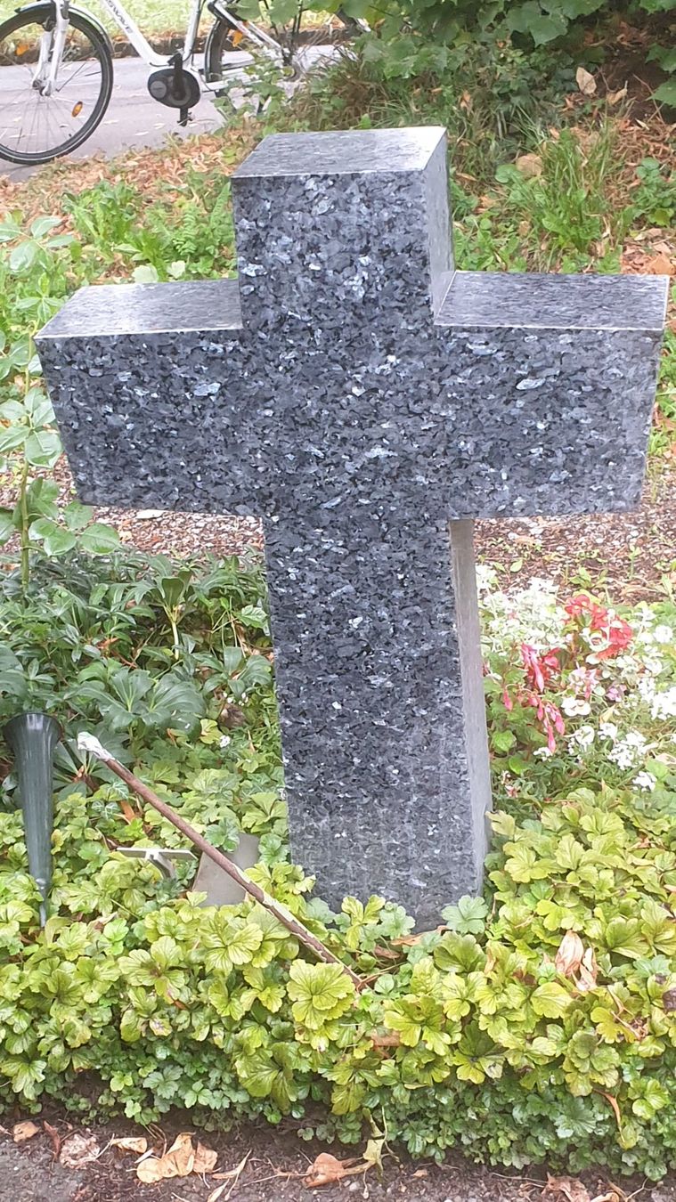 Skulpturen & Statuen: GRABSTEIN , Grabmal in Kreuzform – Gebraucht aus Zürich von Lagsi