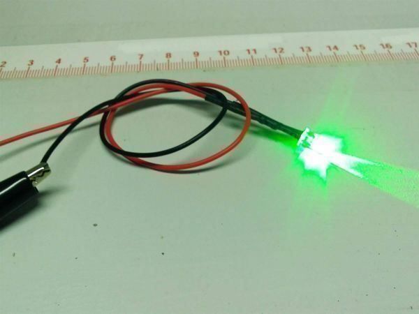 Componenti elettronici: Flacker-LED 5mm klar/grün 12V verkabelt – Nuovo (secondo la descrizione) da Luzern venduto da Salefactory