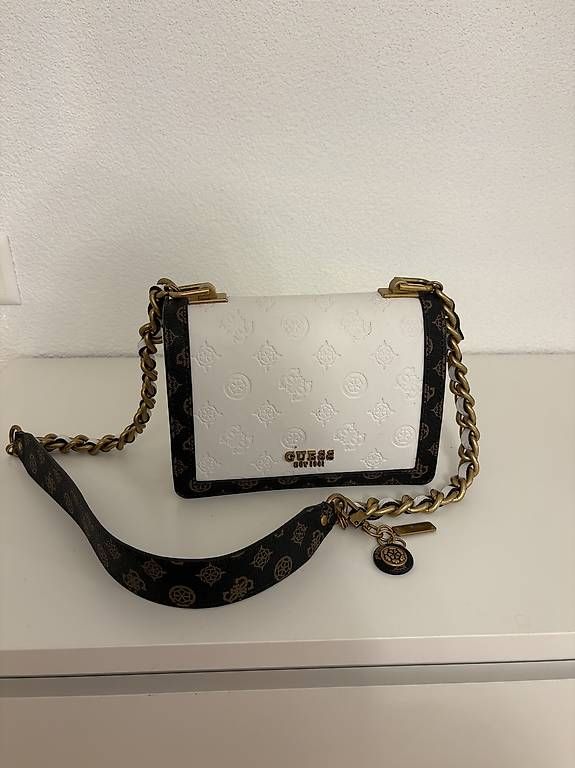 Taschen für Damen: Guess Umhängetasche – Gebraucht aus Toffen von _celine.tra