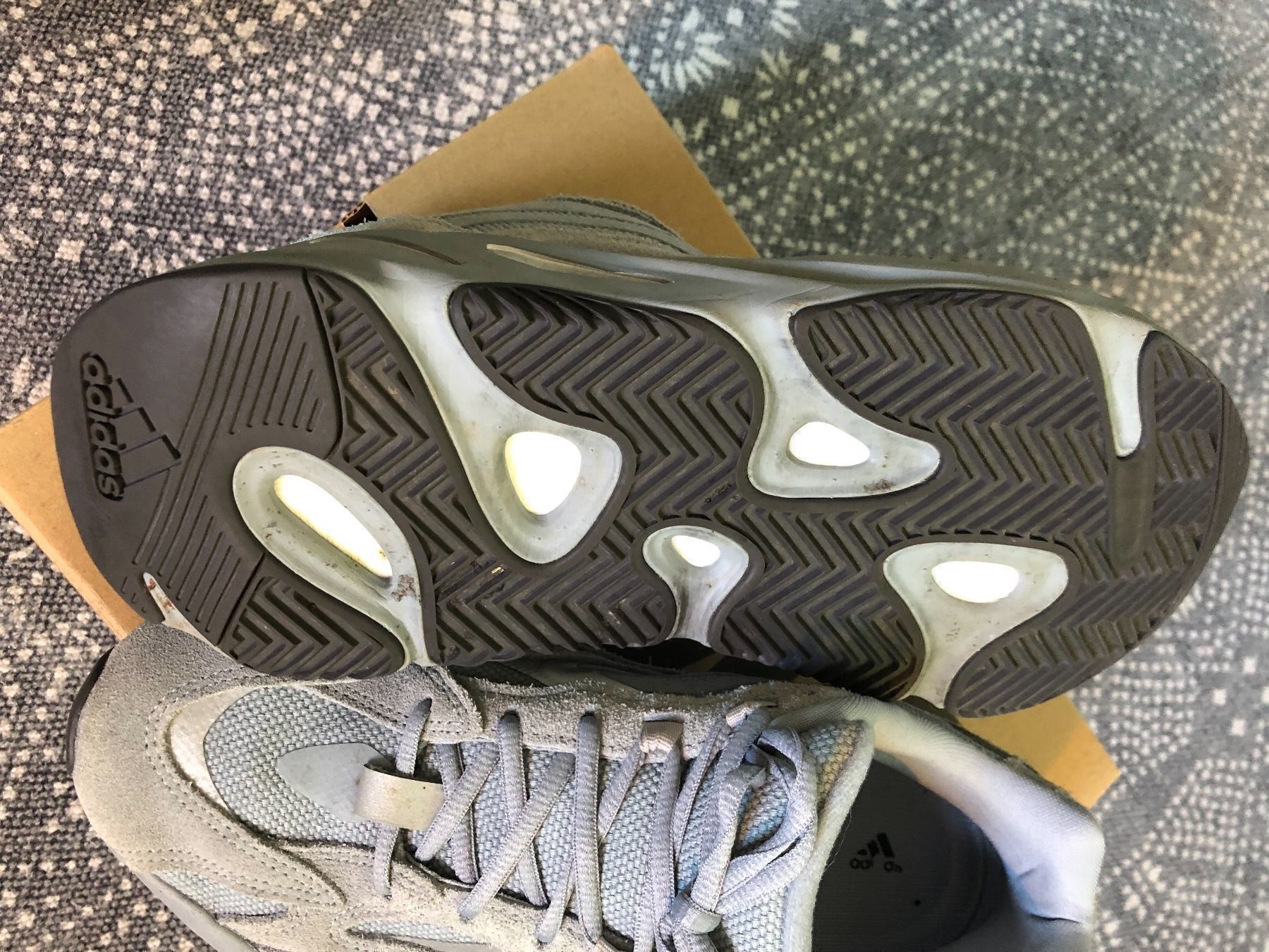 Scarpe da uomo: Adidas Yeezy Boost 700 V2 – Usato da Utzenstorf venduto da Ismaele 5