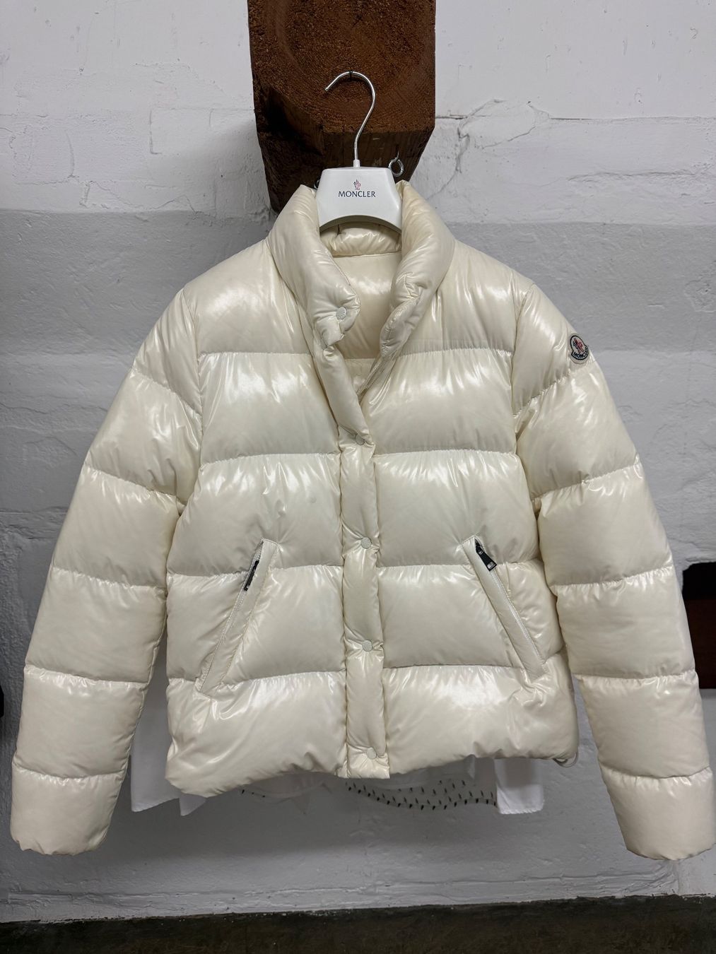 Moncler Giacche: Moncler Daunenjacke perlweiss – Usato da Lutzenberg venduto da Schatzkiste88