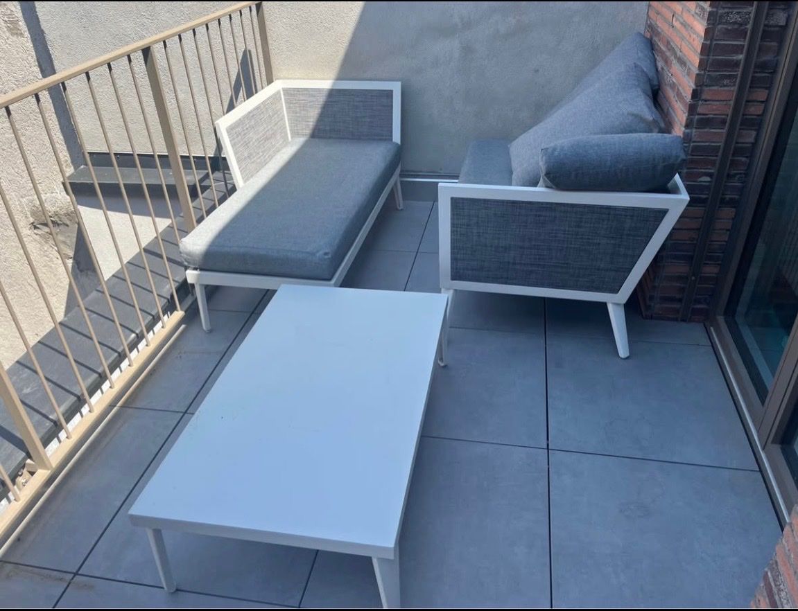 Sedie a sdraio: Lounge set grey white sofa and table good condition – Usato da Basel venduto da pp5_dg76