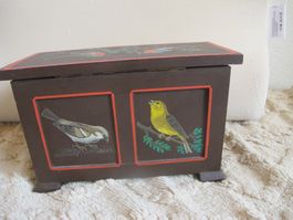 Antike Holztruhe mit Vogelmotiven - Einzigartiges Stück!