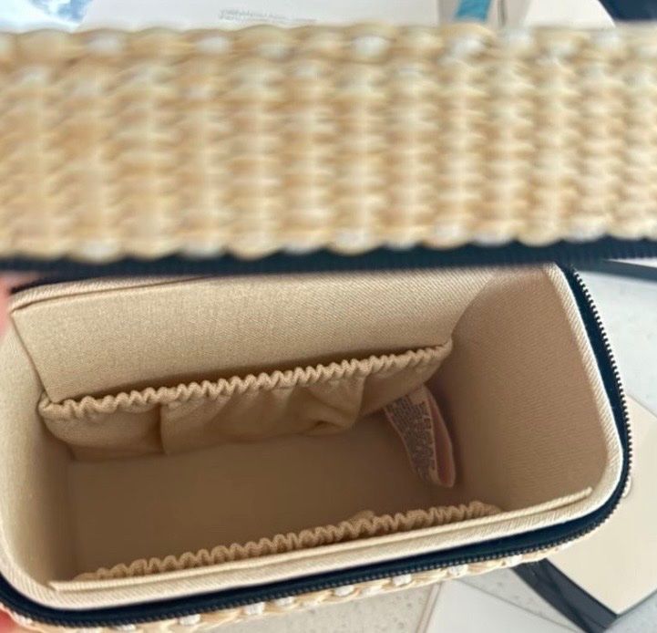 Chanel Trousses de maquillage: Chanel Kosmetik Tasche Wicker Box 2026 – Neuf avec emballage d'origine à Rüdlingen par Schnoegli2007 1