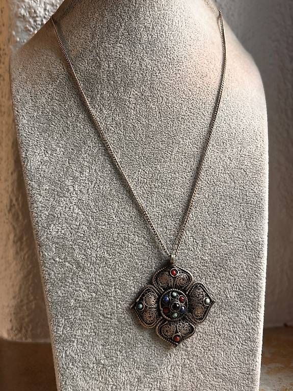 Colliers: Silberkette mit farbiger BLUME – D'occasion à Basel par bellespirit 2