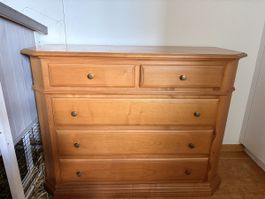 Schönes Kommode aus massivem Holz zu verkaufen!