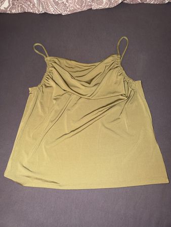 Khaki Sommer Top, Grösse M neuwertig für den Ausgang.