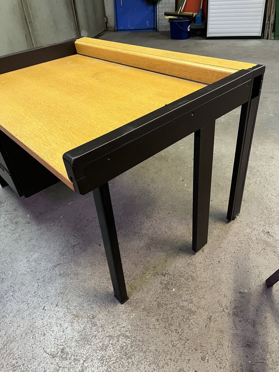 Tables: Arbeitstisch – Défectueux à Sumiswald par Beragi 1