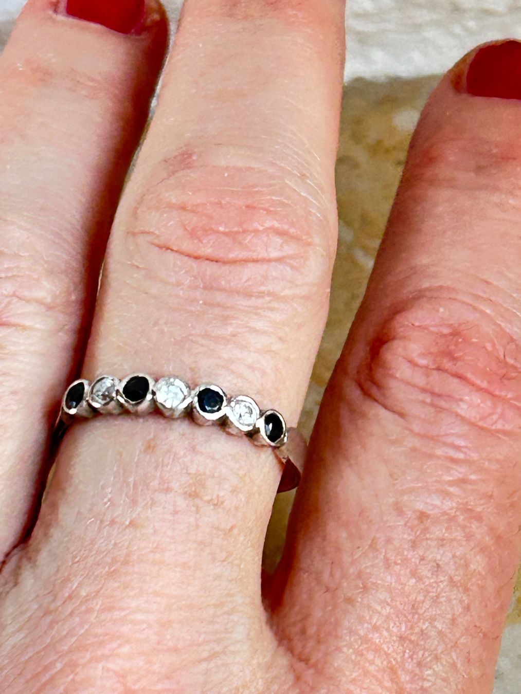 Ringe: Silberring mit schwarzen und weissen Steinen Gr. 58 – Gebraucht aus Laufen von belleskulptur
