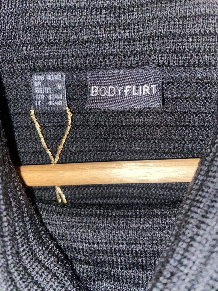 Pullover & Sweatshirts: Bodyflirt Pullover schwarz Kragen Grösse M – Gebraucht aus Alpnach Dorf von melbb 1