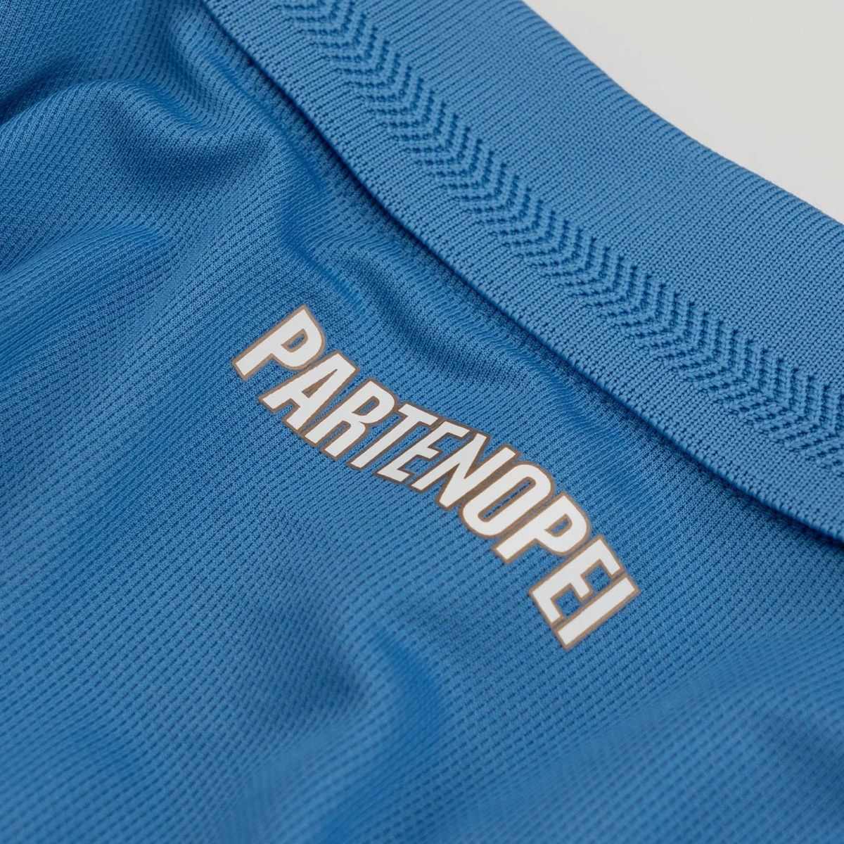 Canottiere & Pantaloni: Napoli Jersey 2026 100% Original – Nuovo e nell'imballaggio originale da Schönenbuch venduto da Amaradona 7