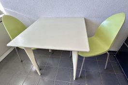 Witterungsbeständiger Metalltisch mit 2 Stühlen