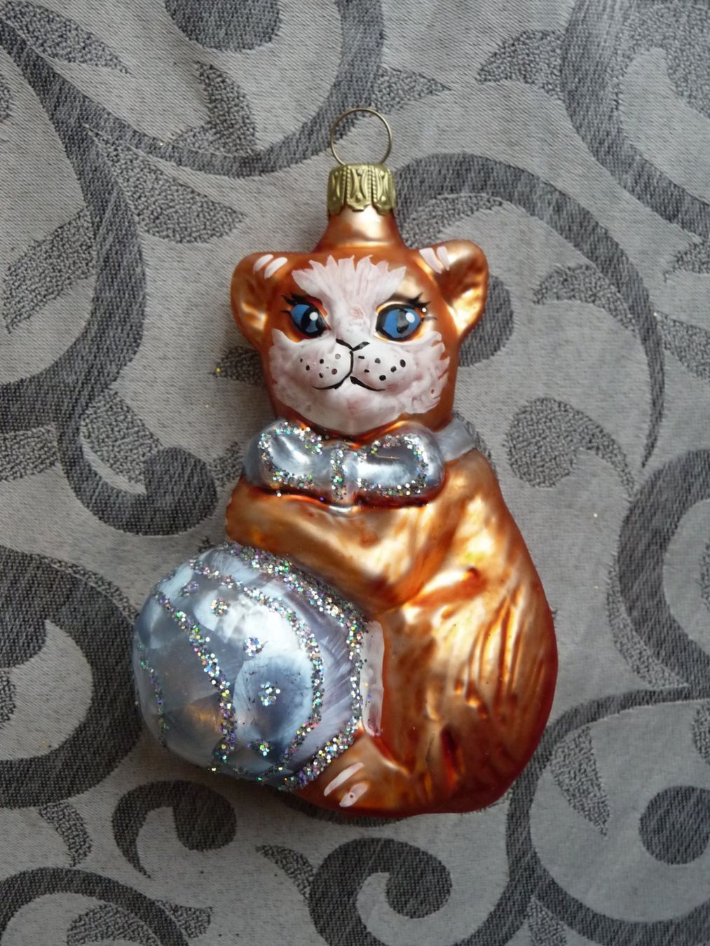 Tutte le decorazioni: orange Katze mit hellblauem Ball Christbaumschmuck – Nuovo e nell'imballaggio originale da Alpnach Dorf venduto da marvo
