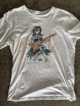T-shirt Quiksilver squelette guitariste, taille L, cool!