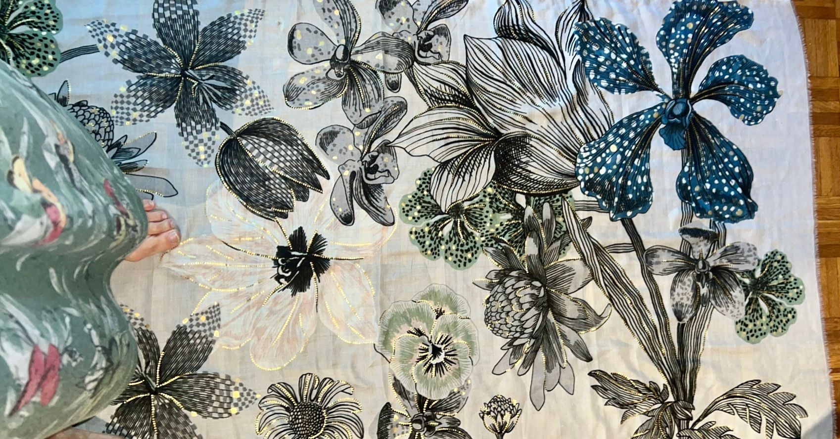 Foulard & Sciarpe: Sommer Schal mit Blumenmuster, 87x180cm – Usato da Basel venduto da Tierschutz-Flohmi 1