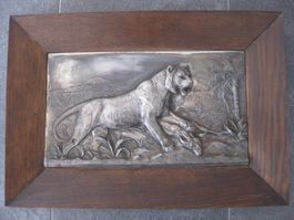 Antikes Wandrelief (Nr.2) Löwin m. Gazelle, Zinn, Jugendstil