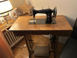 Antike Helvetia Nähmaschine mit Tisch