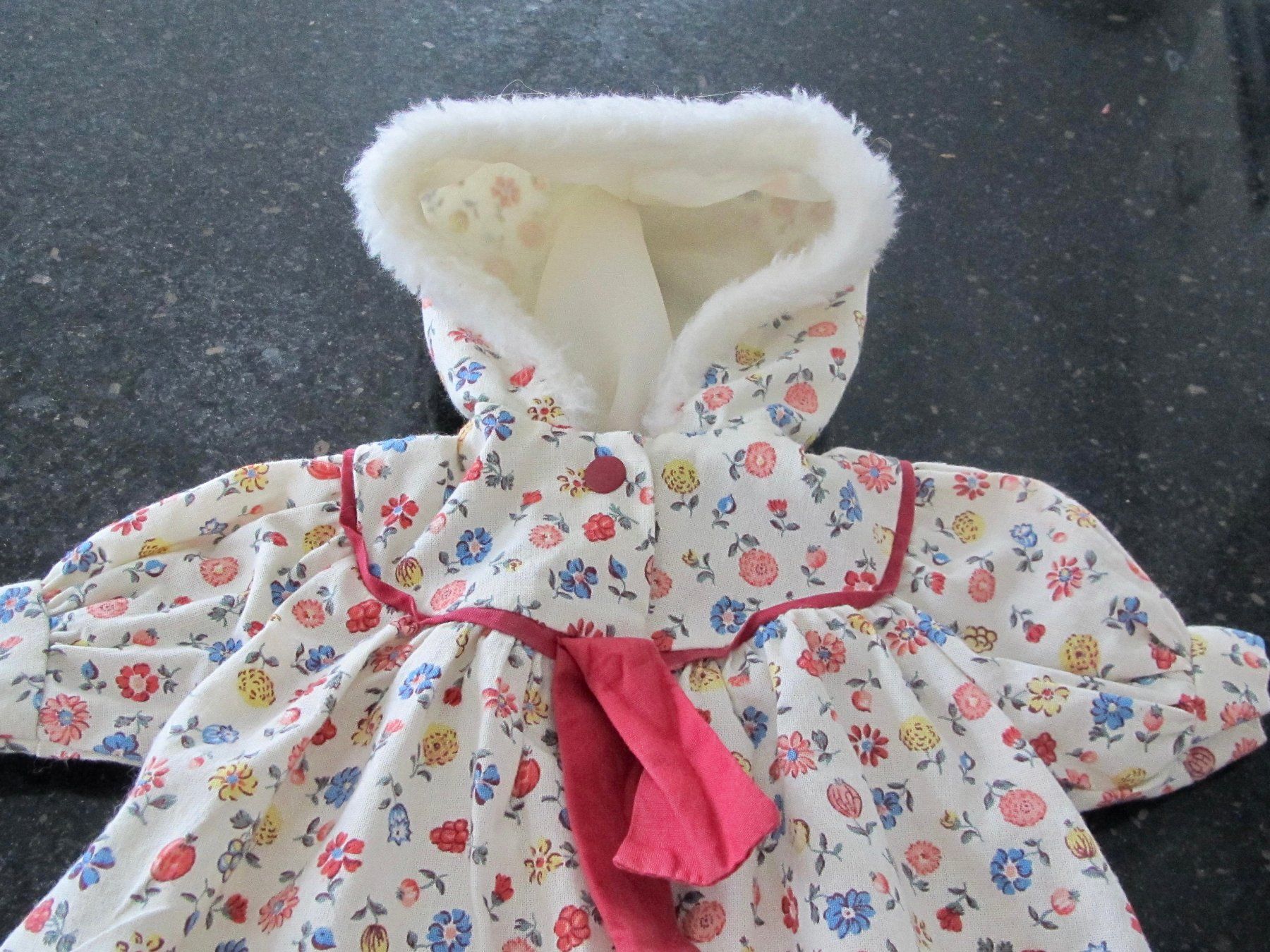 Bambole: MANTEAU COROLLE POUR POUPEE – Usato da Murten venduto da Selliot 1