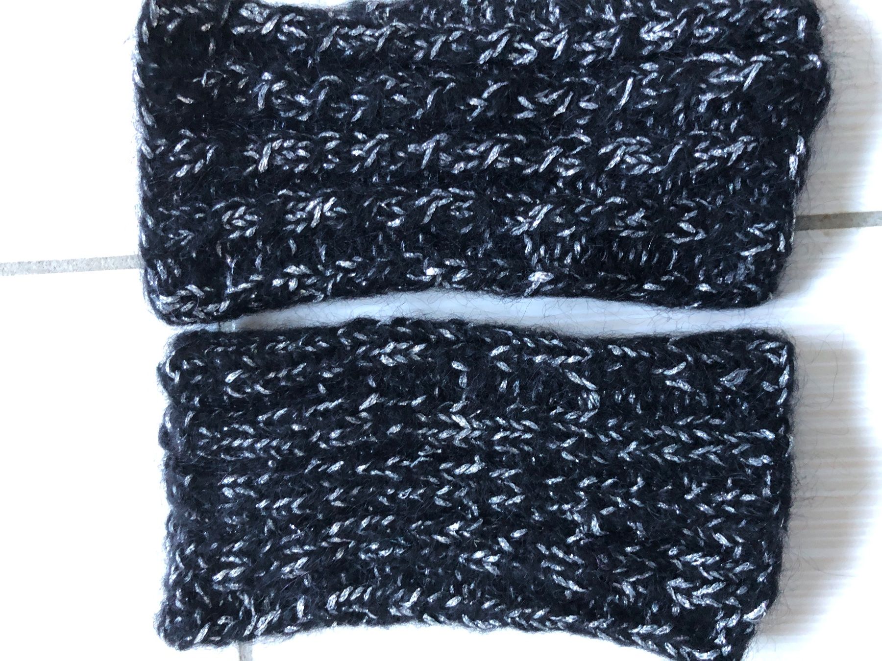 Autres vêtements & accessoires: Warme Handstulpen, gestrickt, schwarz mit Glitzer – D'occasion à Arth par Vrecam51