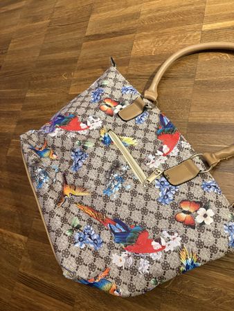 Frühlingshafte Handtasche mit Vogelmuster