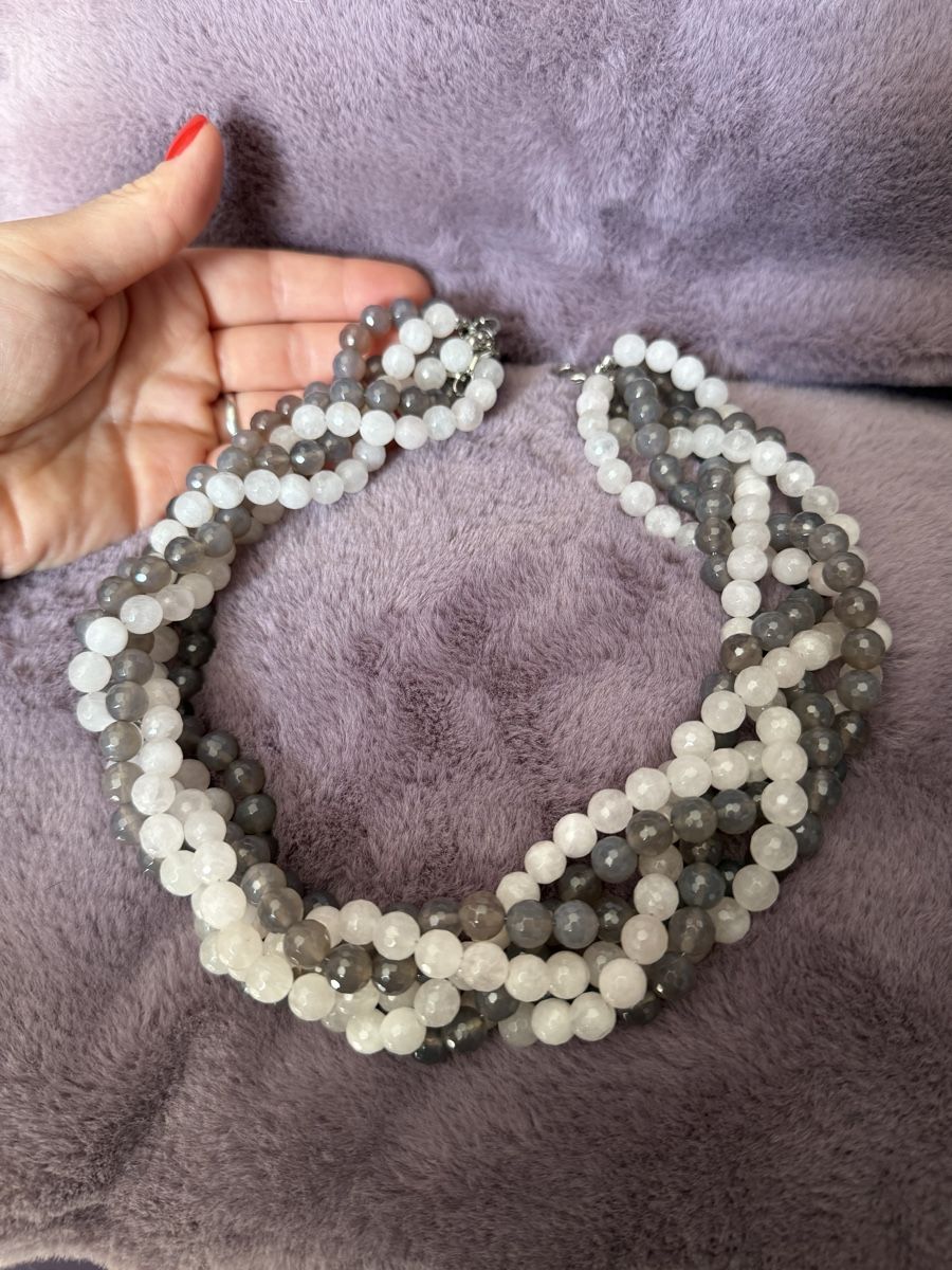 Catenine: Collier multi-rangs en agate grise et blanche, chic! – Usato da Aire-la-Ville venduto da Luxury_dressing