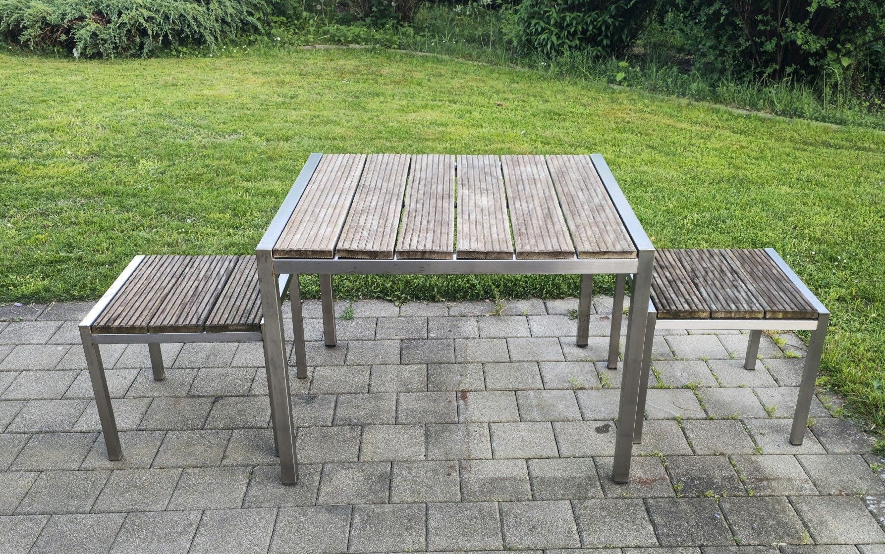 Tavoli: Gartentisch Holz / Edelstahl mit 2 Hocker – Usato da Etzgen venduto da VierRingeA6 1