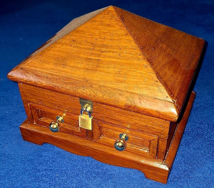 Articoli in legno: URALTE SCHATULLE AUS NUSSBAUMHOLZ – Usato da NIDAU venduto da arraialdajuda 1