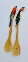 Set de couverts à salade en bois avec perroquets exotiques.